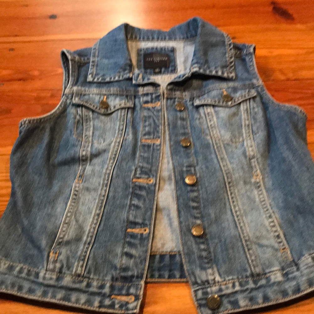 Limited sleeveless jean vest